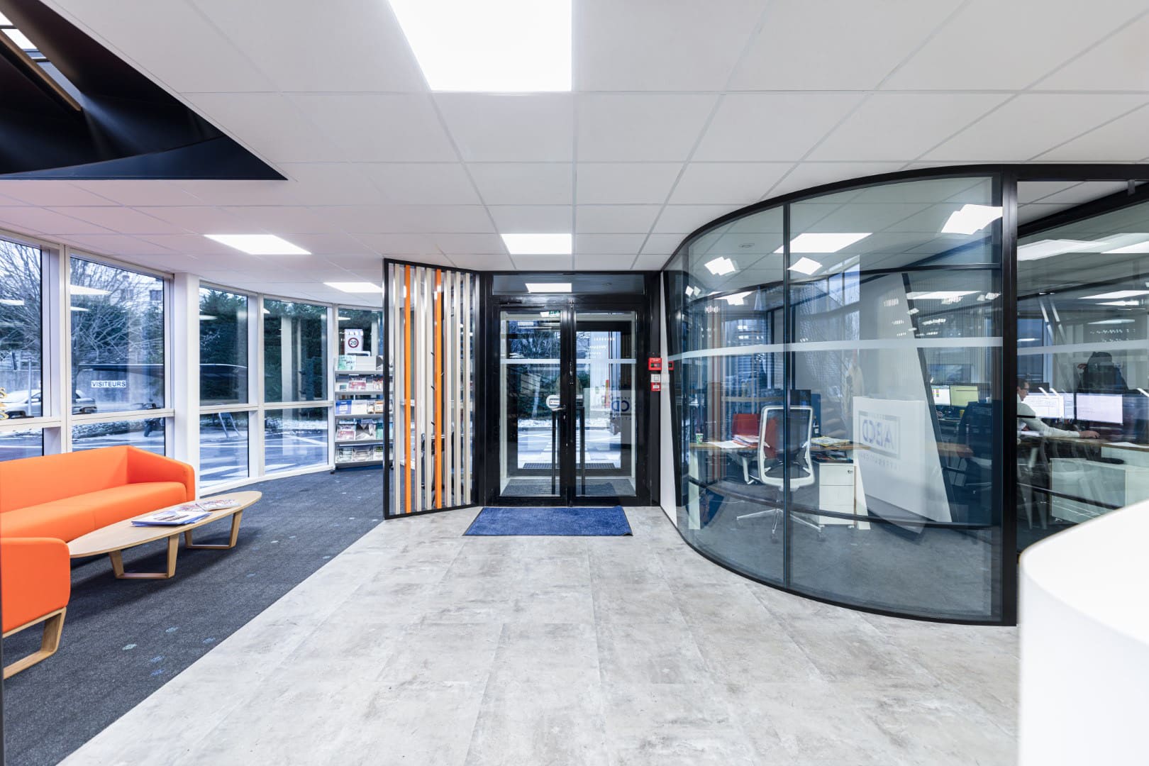 Espace d’accueil et d’attente réaménagé par EVIDENCE intérieurs, agence d’aménagement intérieur d’espaces tertiaires, pour ABCD International, fabricant de cloisons démontables de bureaux.
