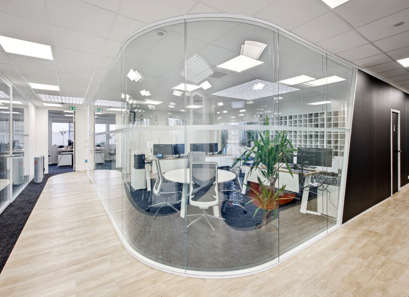 Espaces de travail réaménagés et décorés par EVIDENCE intérieurs, agence d’aménagement intérieur d’espaces tertiaires, pour ABCD International, fabricant de cloisons démontables de bureaux.