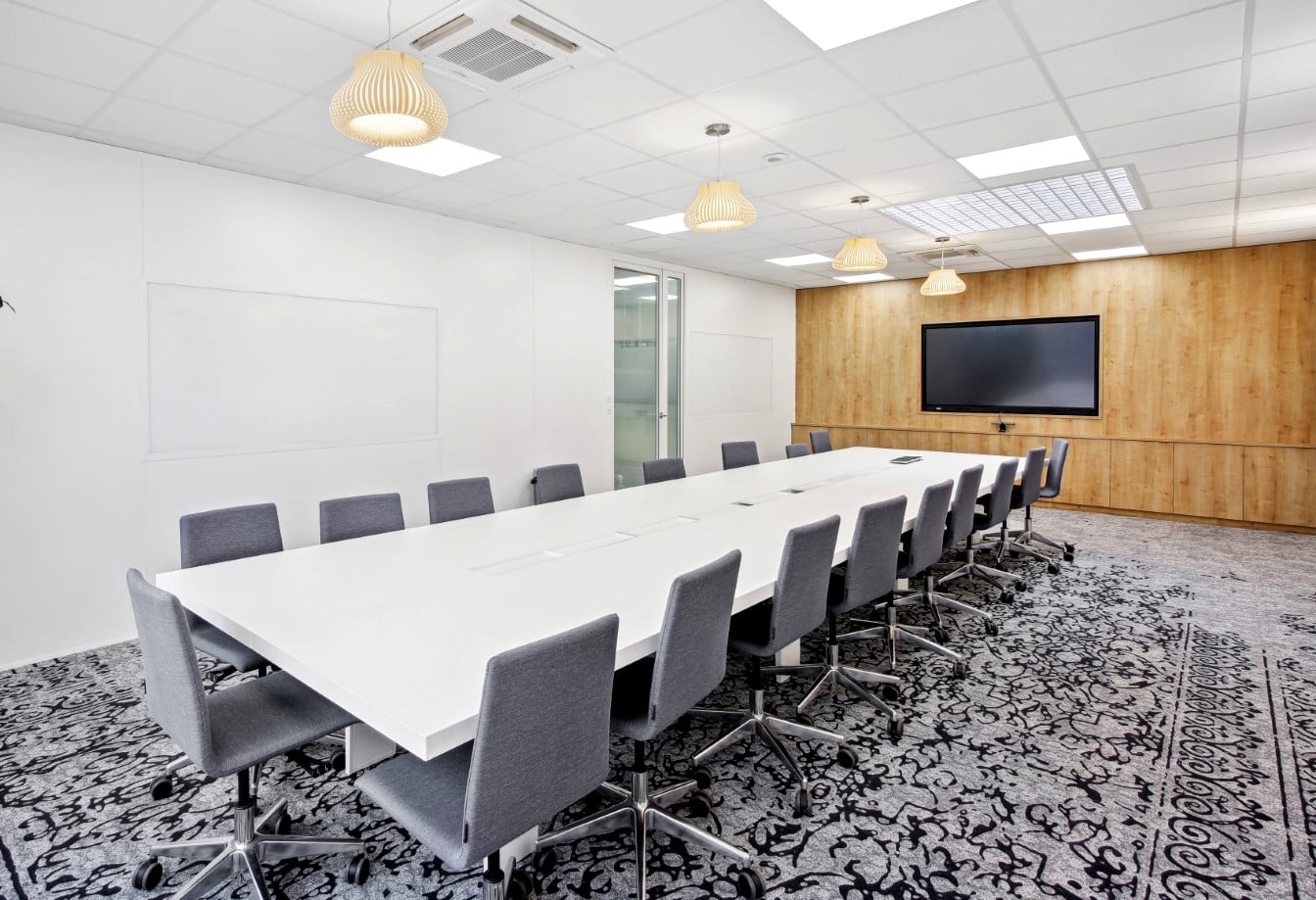 Salle de réunion de Direction revisitée par EVIDENCE intérieurs, agence d’aménagement intérieur d’espaces tertiaires, pour ABCD International, fabricant de cloisons démontables de bureaux.