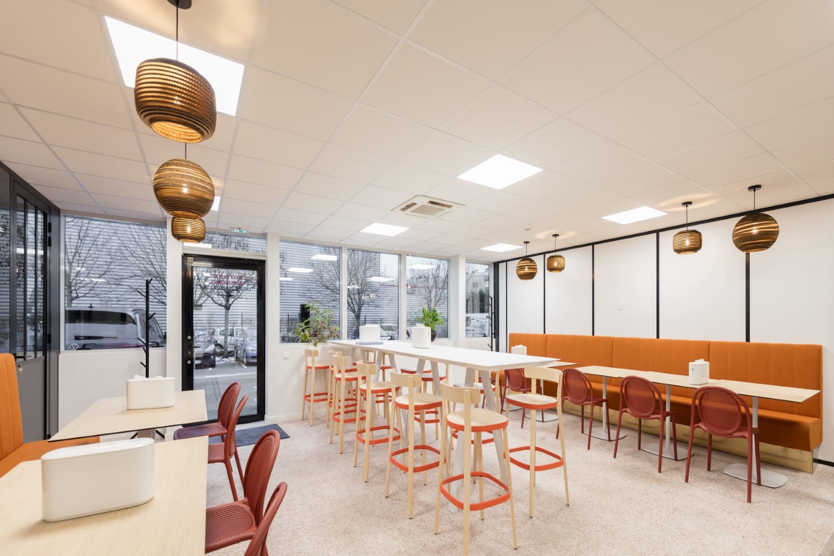 Restaurant d’entreprise aménagé et décoré par EVIDENCE intérieurs, agence d’aménagement intérieur d’espaces tertiaires, pour ABCD International, fabricant de cloisons démontables de bureaux.