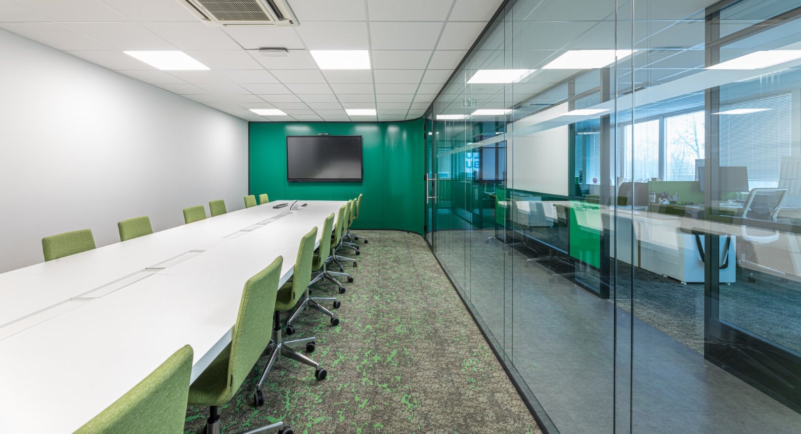 Salle de réunion conçue par EVIDENCE intérieurs, agence d’aménagement intérieur d’espaces tertiaires, pour Sobac Cloisons, distributeur de cloisons démontables de bureaux.