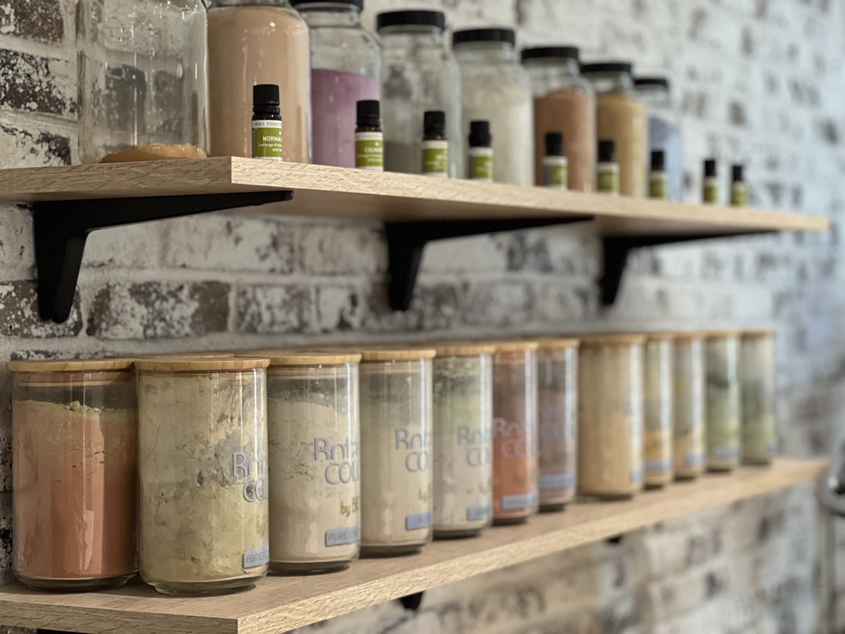 Etagères pour bocaux de coloration végétale en poudre dans un salon de coiffure revisité et redécoré par EVIDENCE intérieurs, agence d’aménagement intérieur d’espaces tertiaires, pour Christophe-Nicolas Biot Paris 8e.