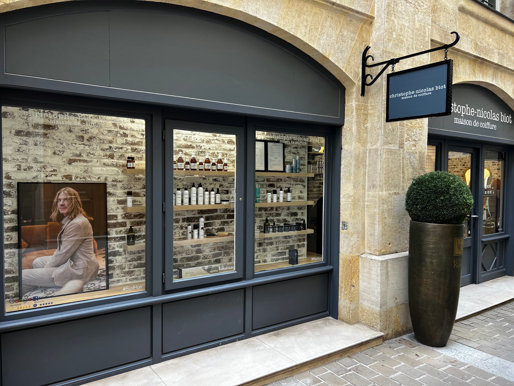 Vitrine redécorée par EVIDENCE intérieurs, agence d’aménagement intérieur d’espaces tertiaires, pour Christophe-Nicolas Biot, salon de coiffure Paris 8e.