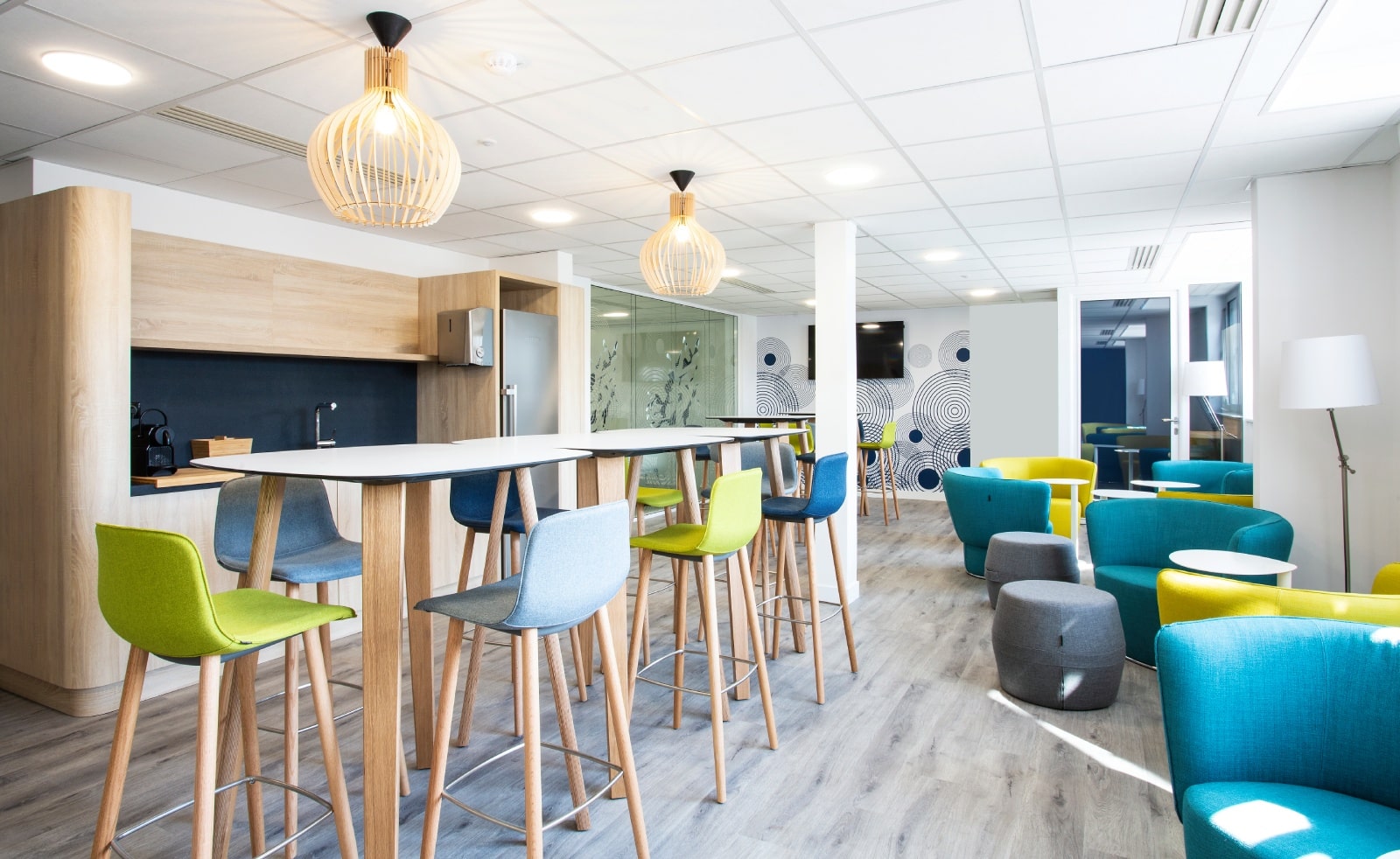 Cafétéria réaménagée par EVIDENCE intérieurs, agence d’aménagement intérieur d’espaces tertiaires, pour le CIRSEE, centre de recherche du Groupe Suez.