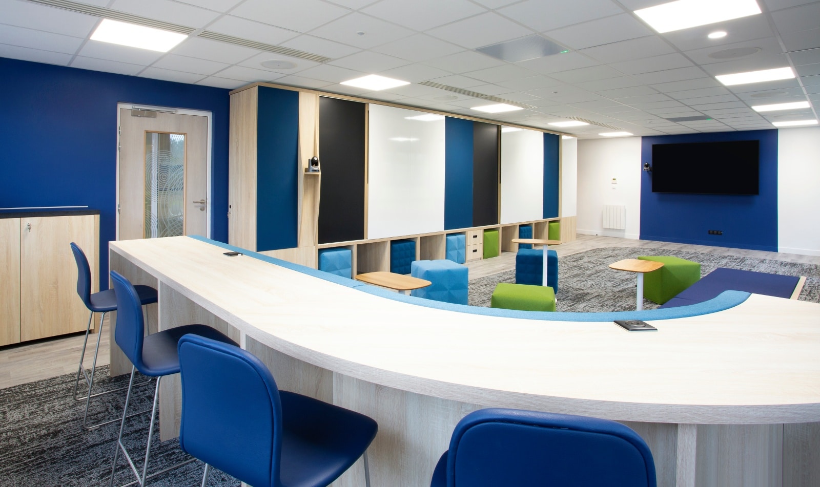 Salle de réunion conçue par EVIDENCE intérieurs, agence d’aménagement intérieur d’espaces tertiaires, pour le CIRSEE, centre de recherche du Groupe Suez : vue du mur dynamique.