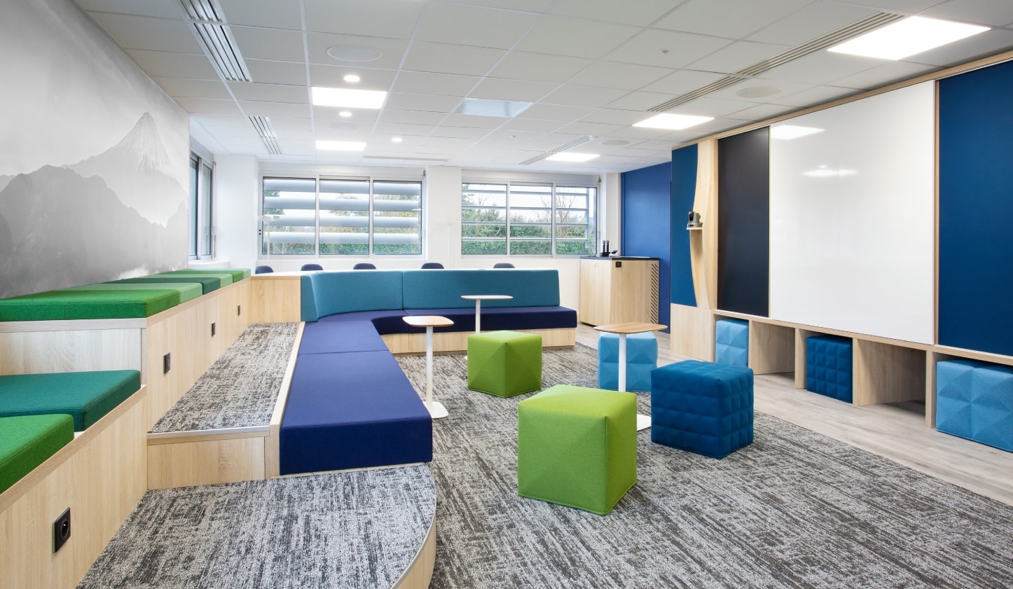 Salle de réunion conçue par EVIDENCE intérieurs, agence d’aménagement intérieur d’espaces tertiaires, pour le CIRSEE, centre de recherche du Groupe Suez : vue de l’estrade.