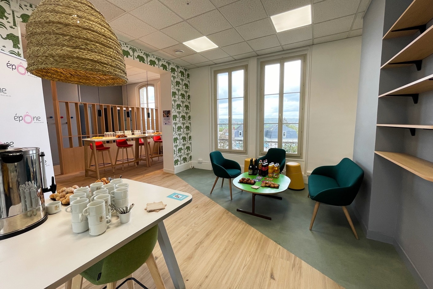 Espace de coworking aménagé et décoré par EVIDENCE intérieurs, agence d’aménagement intérieur d’espaces tertiaires, pour la Place des Services – La Poste Groupe de la Ville d’Épône.