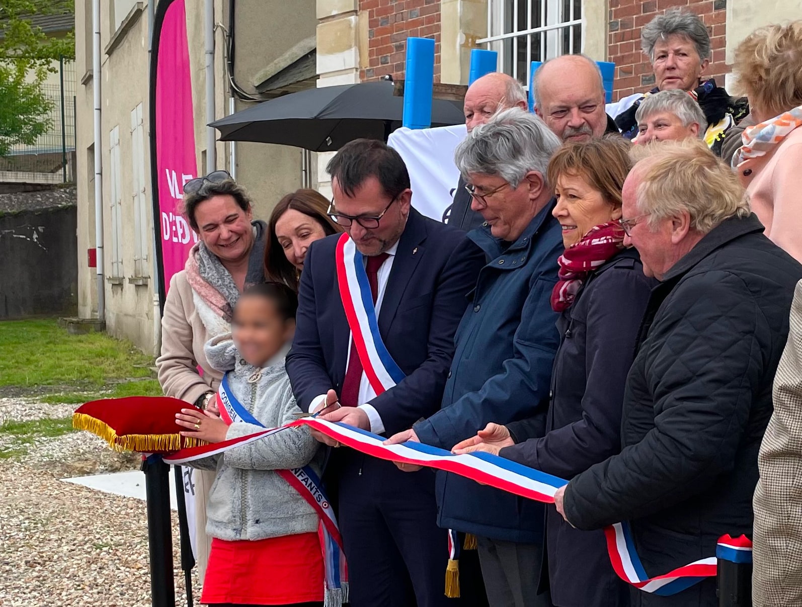 Inauguration de la Place des Services en présence des élus dans le cadre d'un projet pour la Ville d’Épône par EVIDENCE intérieurs, agence d’aménagement intérieur d’espaces tertiaires.