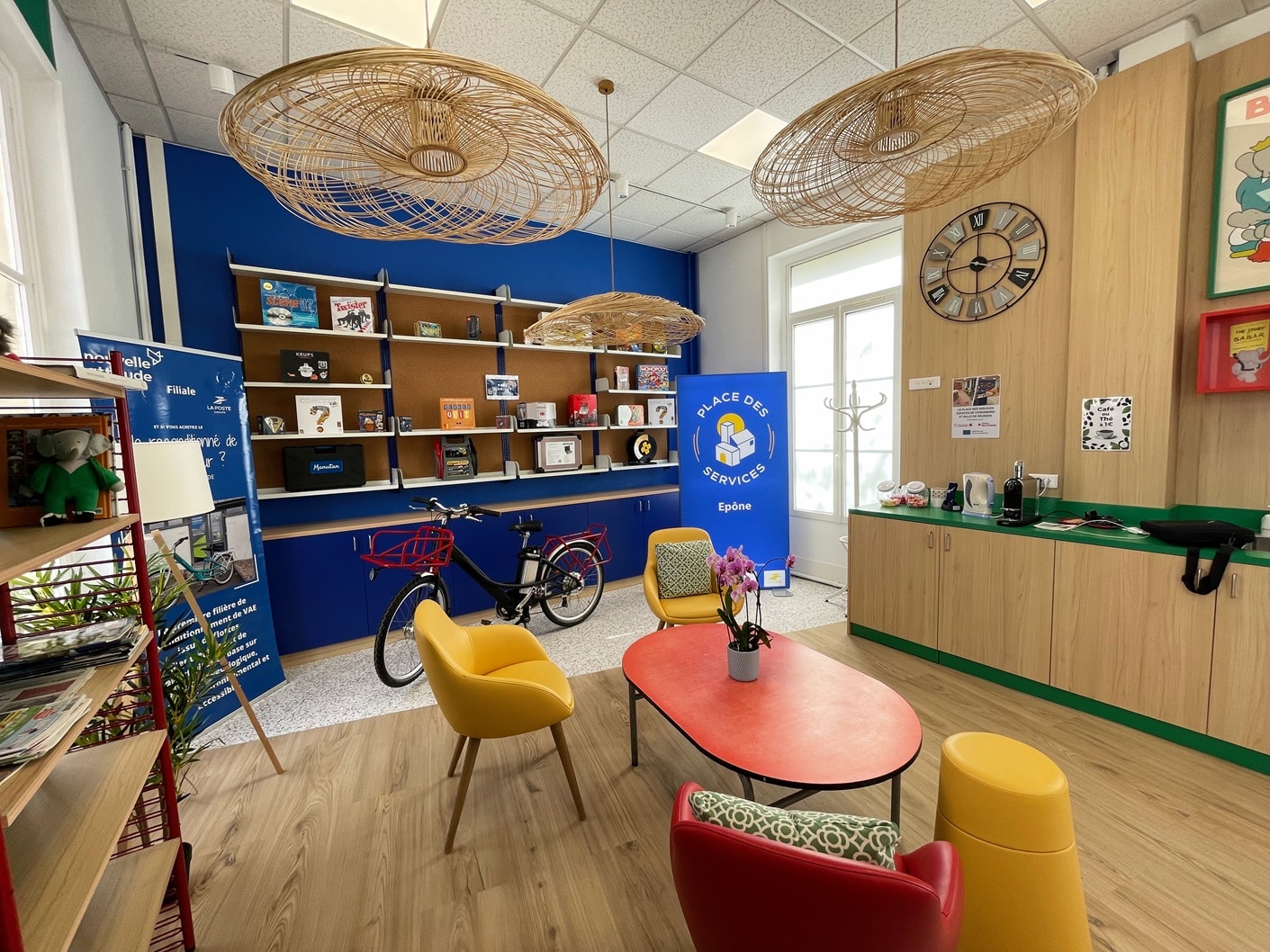 Tisanerie et espaces d’exposition conçus par EVIDENCE intérieurs, agence d’aménagement intérieur d’espaces tertiaires, pour la Place des Services – La Poste Groupe de la Ville d’Épône.
