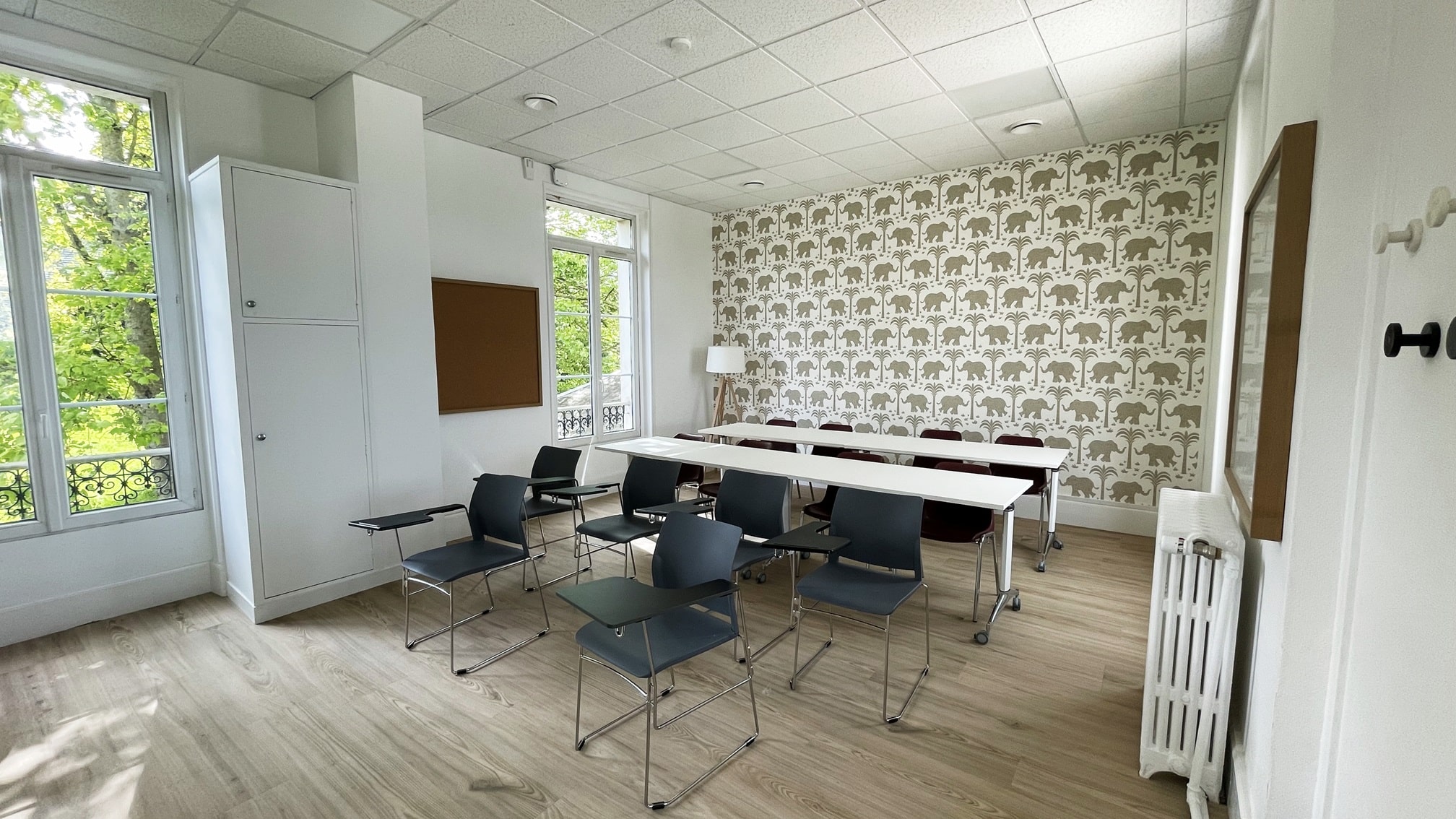 Salle de réunion modulable aménagée et décorée par EVIDENCE intérieurs, agence d’aménagement intérieur d’espaces tertiaires, pour la Place des Services – La Poste Groupe de la Ville d’Épône.