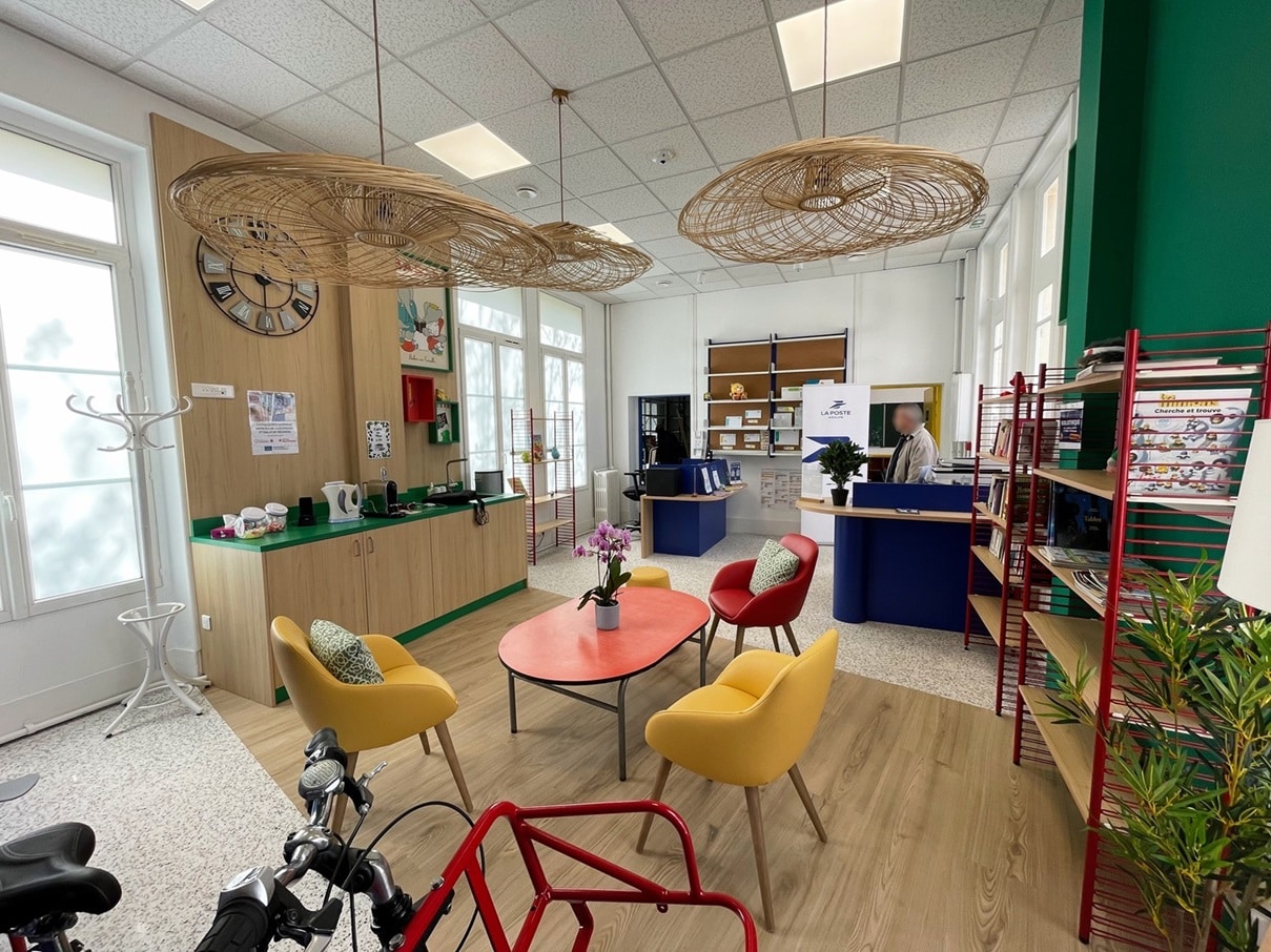 Tisanerie et accueil conçus par EVIDENCE intérieurs, agence d’aménagement intérieur d’espaces tertiaires, pour la Place des Services – La Poste Groupe de la Ville d’Épône.