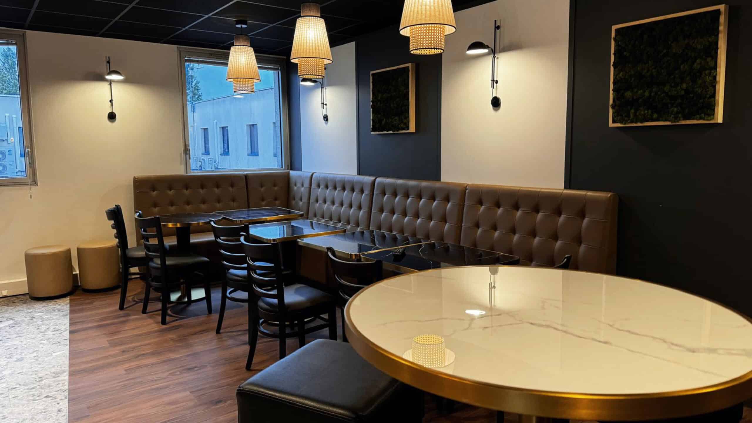 Cafétéria d’entreprise redécorée façon bistrot par EVIDENCE intérieurs, agence d’aménagement intérieur d’espaces tertiaires, pour une agence Fauché, génie électrique.