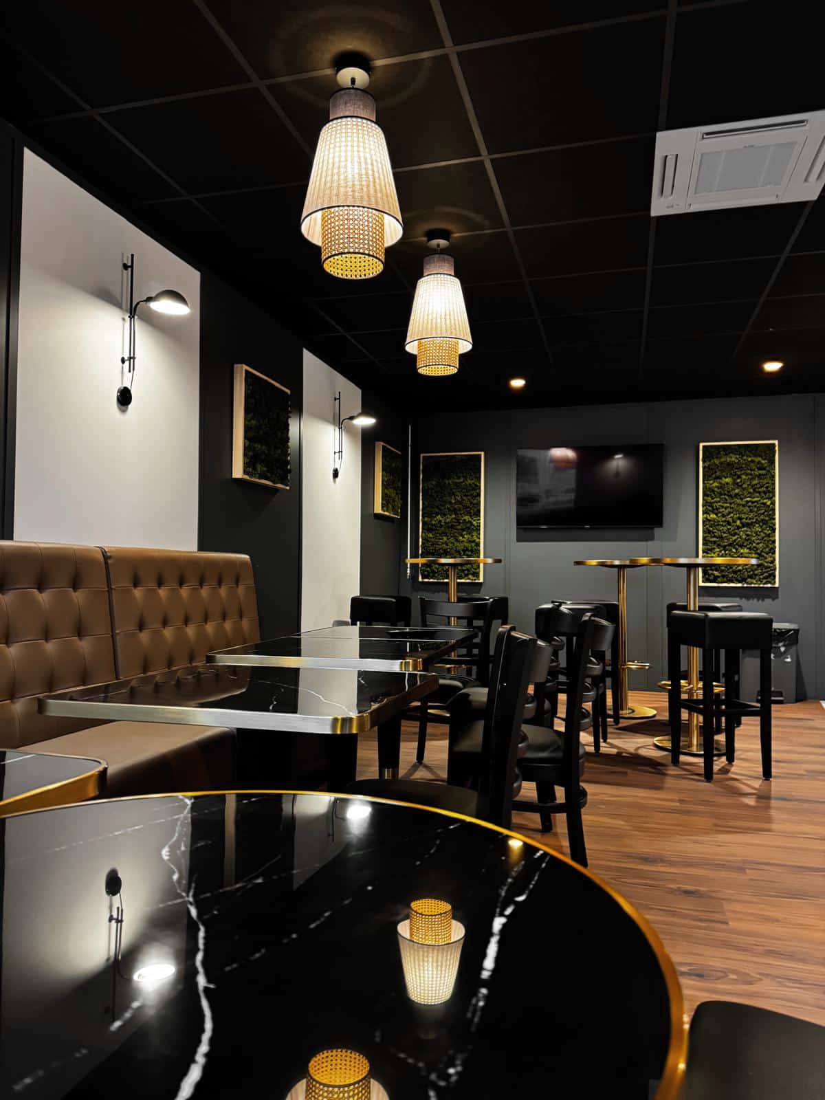 Cafétéria d’entreprise redécorée façon bistrot par EVIDENCE intérieurs, agence d’aménagement intérieur d’espaces tertiaires, pour une agence Fauché, génie électrique.