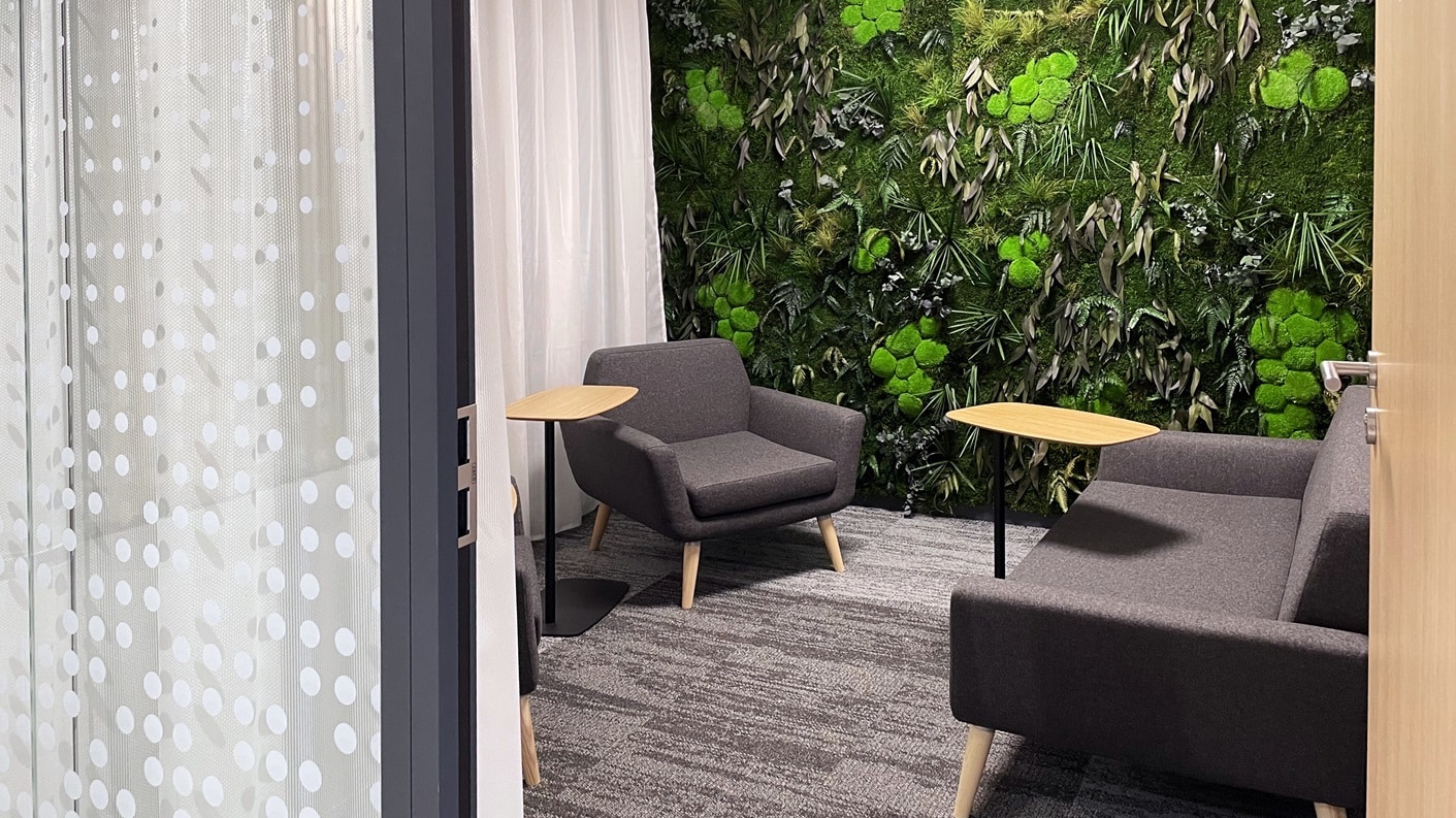 Bulle de réunion de type salon aménagée par EVIDENCE intérieurs, agence d’aménagement intérieur d’espaces tertiaires, pour le Groupe Geofit, société de géomètres experts à Nantes.