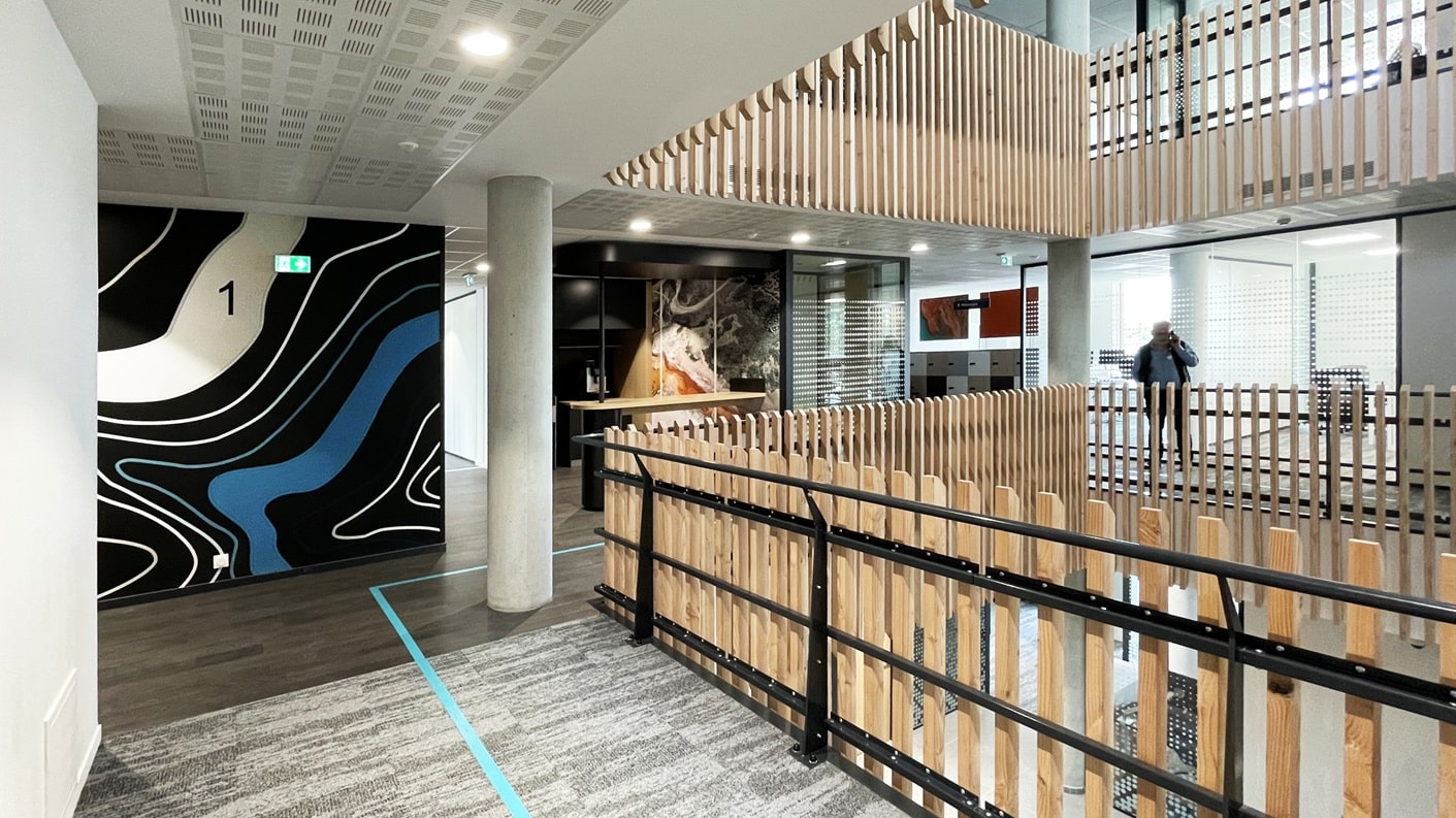 Aménagement intérieur du siège social du Groupe Geofit, société de géomètres experts à Nantes, par EVIDENCE intérieurs, agence d’aménagement intérieur d’espaces tertiaires.