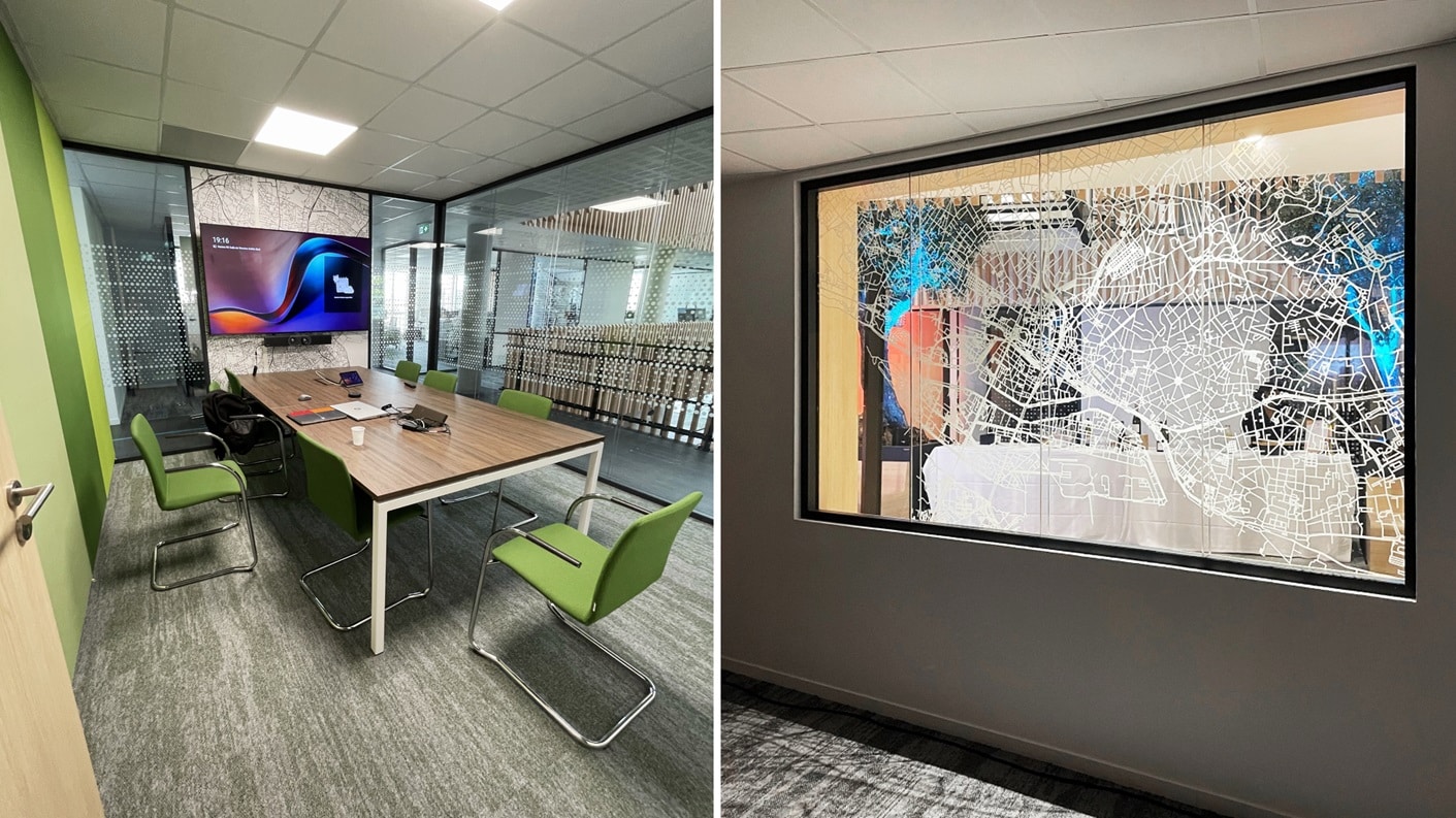 Aménagement intérieur du siège social du Groupe Geofit, société de géomètres experts à Nantes, par EVIDENCE intérieurs, agence d’aménagement intérieur d’espaces tertiaires : vues d’une salle de réunion et du motif de vitrophanie derrière la banquette d’attente.