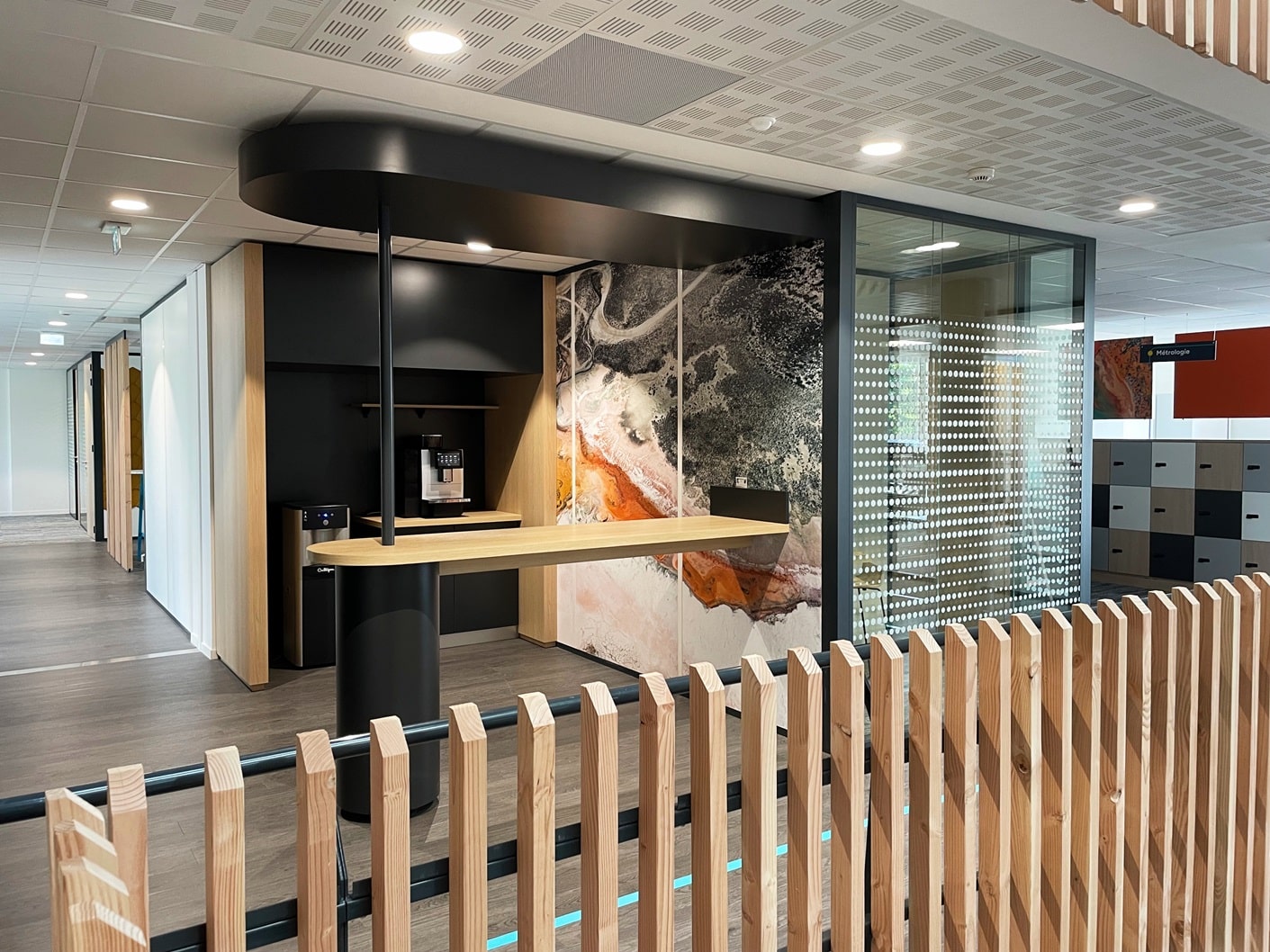 Tisanerie d’étage conçue par EVIDENCE intérieurs, agence d’aménagement intérieur d’espaces tertiaires, pour le Groupe Geofit, société de géomètres experts à Nantes.