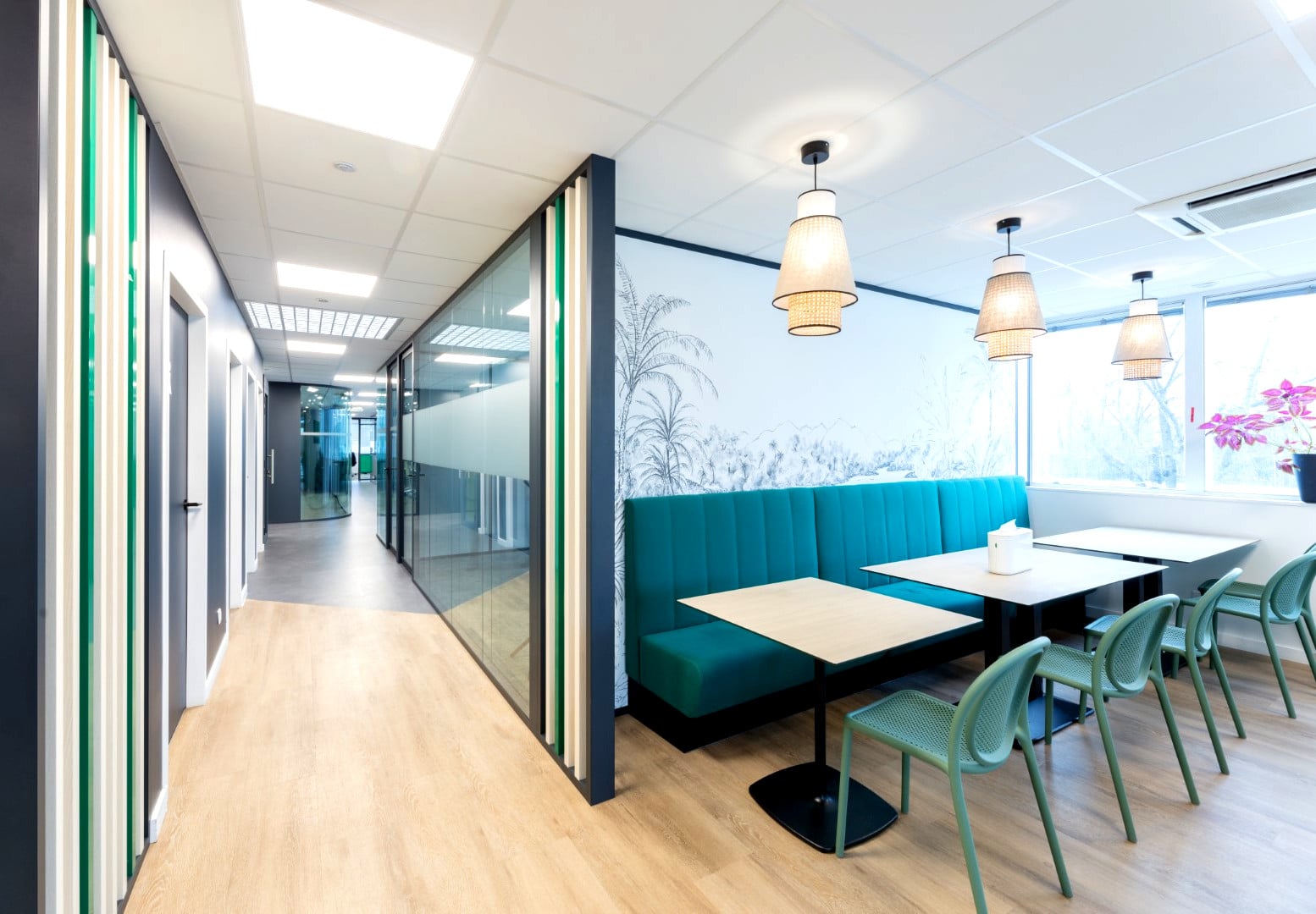 Cafétéria conçue par EVIDENCE intérieurs, agence d’aménagement intérieur d’espaces tertiaires, pour Sobac Cloisons, distributeur de cloisons démontables de bureaux.