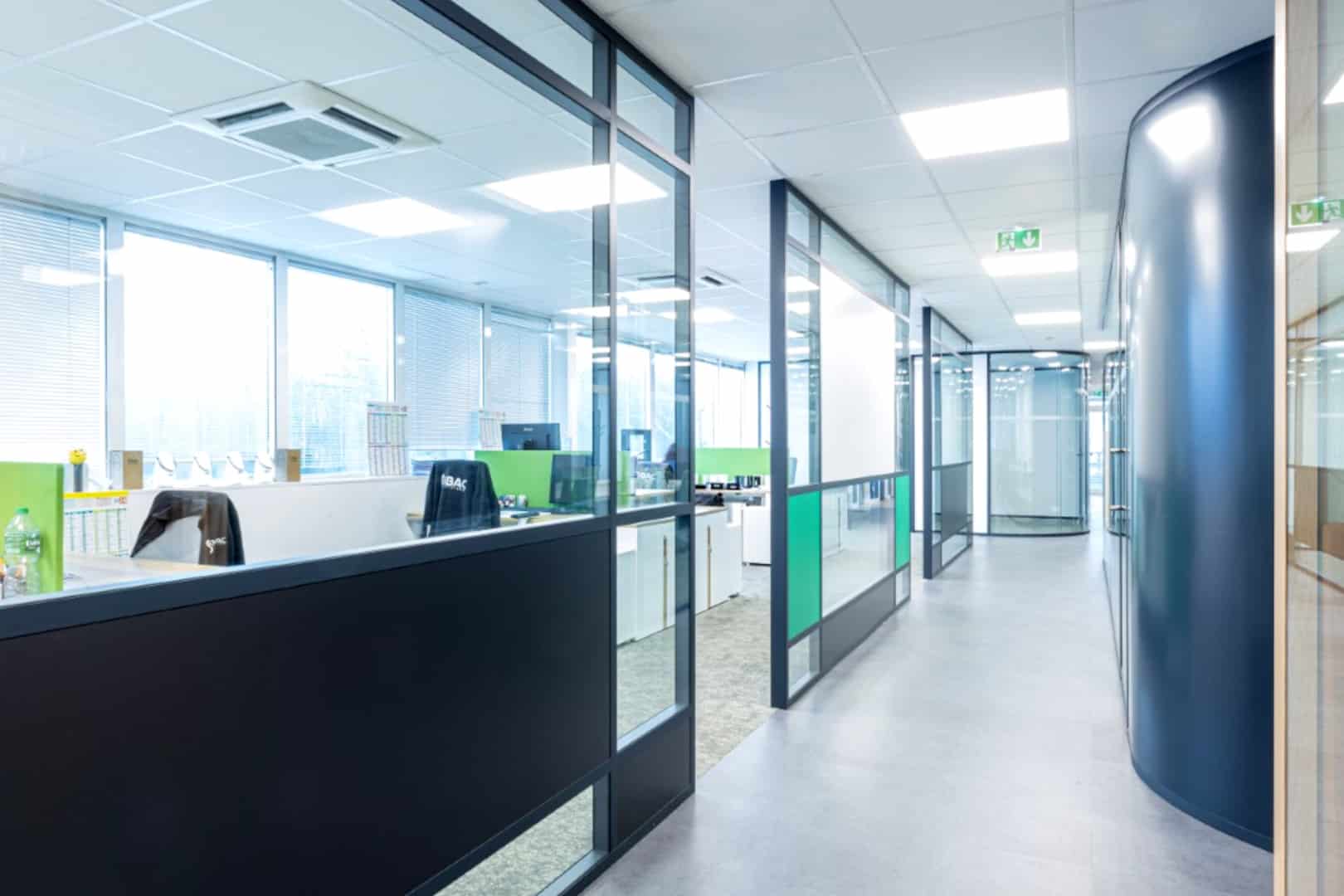 Espaces de travail réaménagés par EVIDENCE intérieurs, agence d’aménagement intérieur d’espaces tertiaires, pour Sobac Cloisons, distributeur de cloisons démontables de bureaux.
