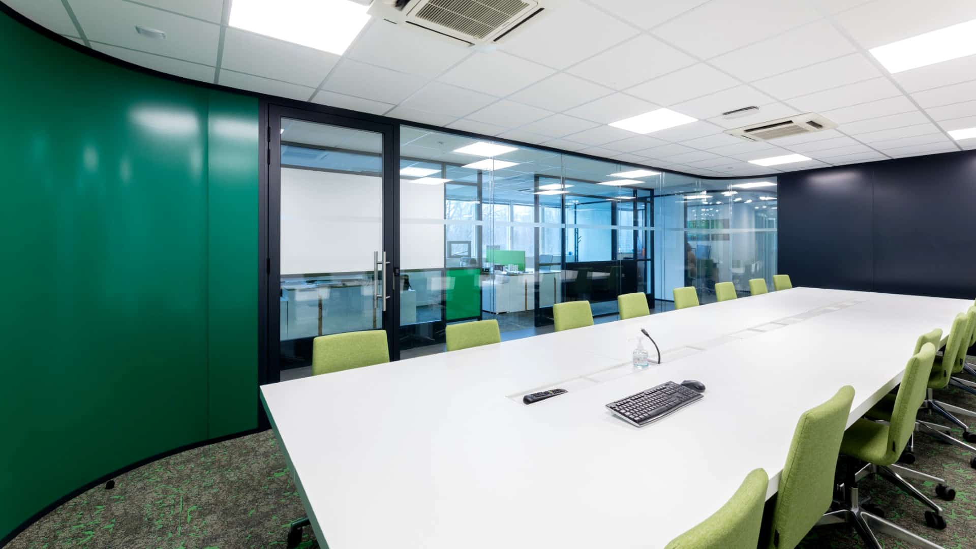Salle de réunion conçue par EVIDENCE intérieurs, agence d’aménagement intérieur d’espaces tertiaires, pour Sobac Cloisons, distributeur de cloisons démontables de bureaux.