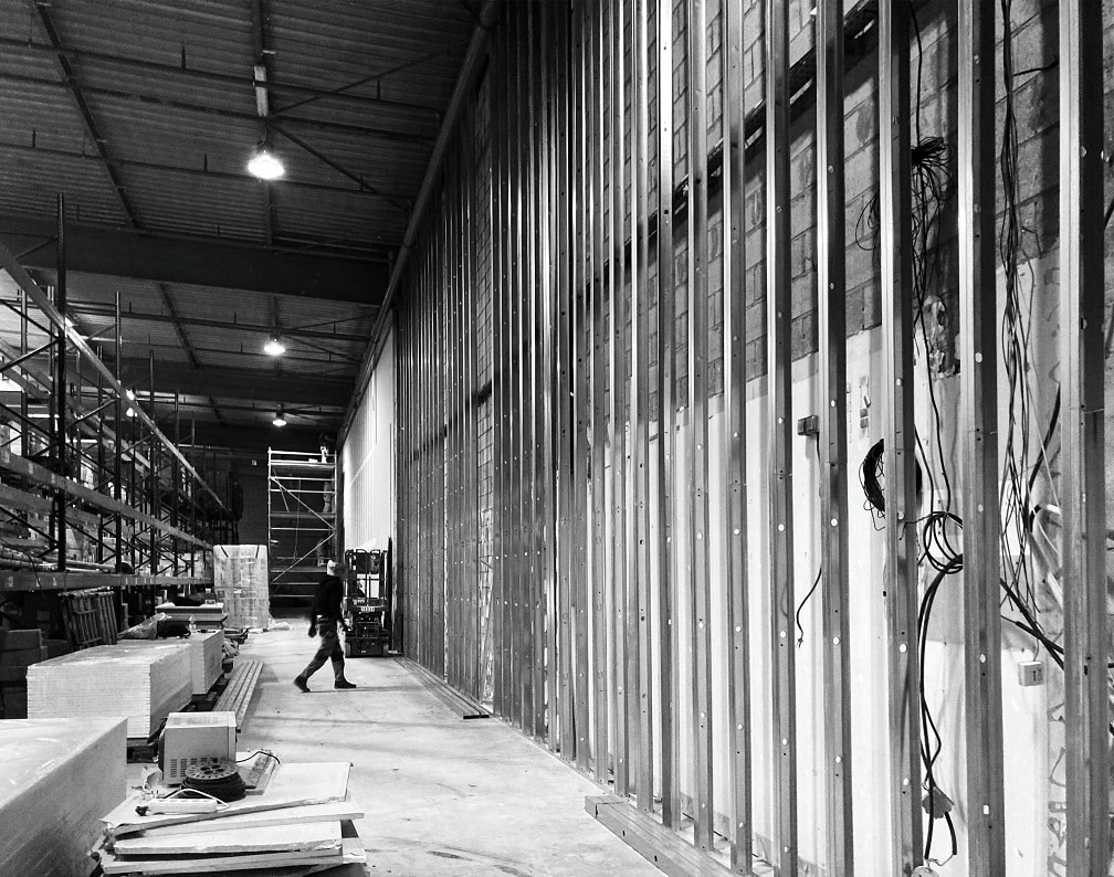 Chantier d’un site logistique dans le cadre de la mission OPC pour Sogaris, par EVIDENCE intérieurs, agence d’aménagement intérieur d’espaces tertiaires.