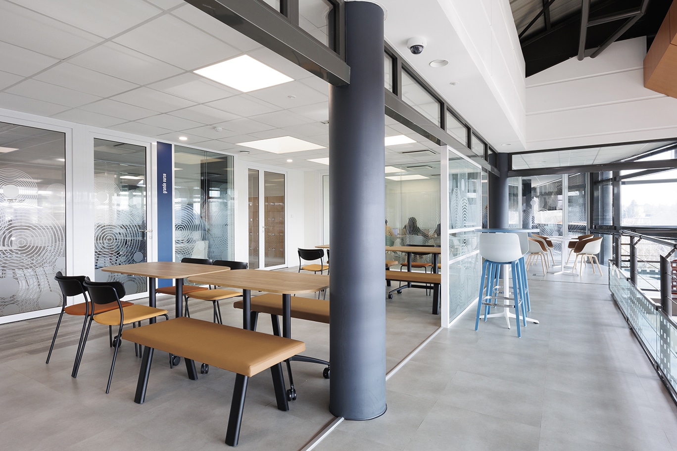Espace agora aménagé par EVIDENCE intérieurs, agence d’aménagement intérieur d’espaces tertiaires, pour SUEZ Group à Le Pecq.
