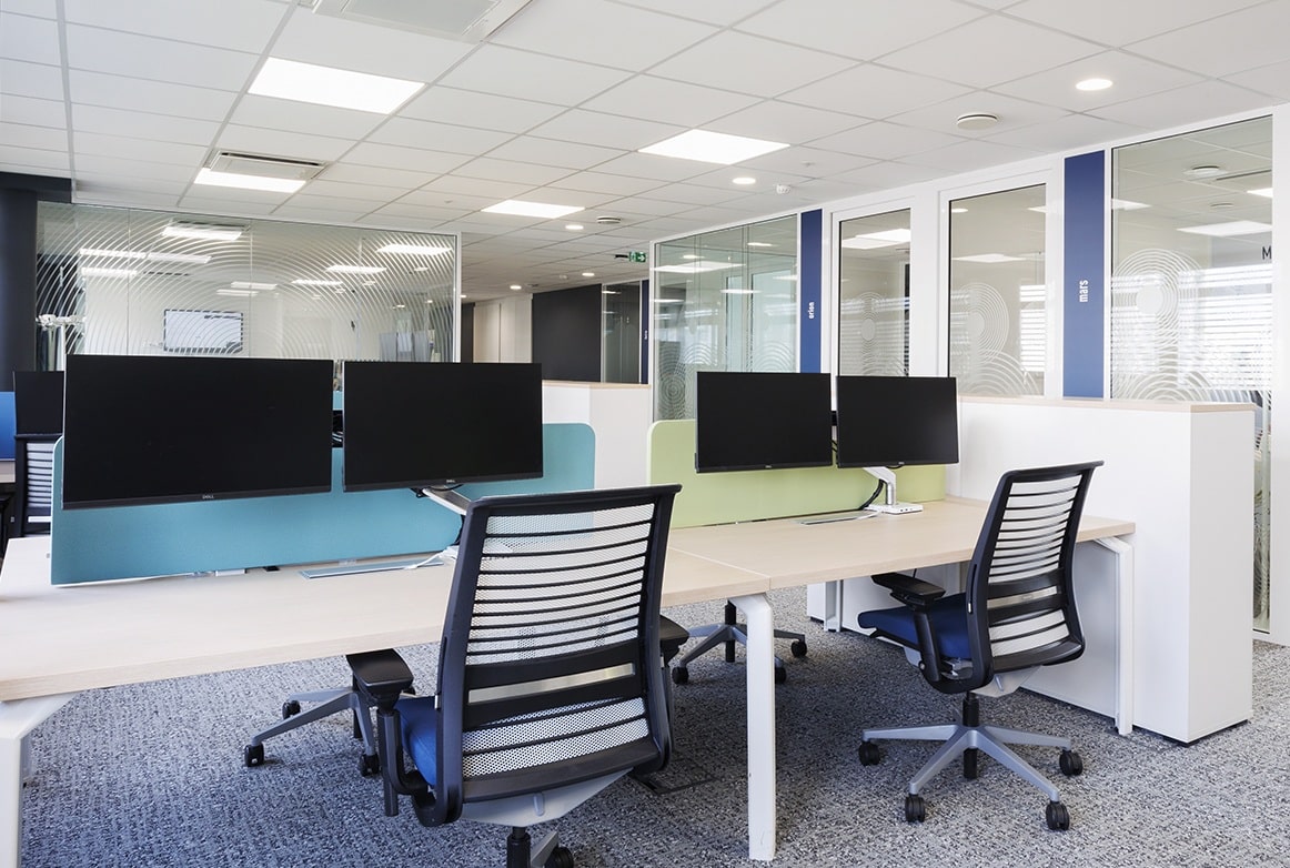 Espaces de travail aménagés par EVIDENCE intérieurs, agence d’aménagement intérieur d’espaces tertiaires, pour SUEZ Group à Le Pecq.