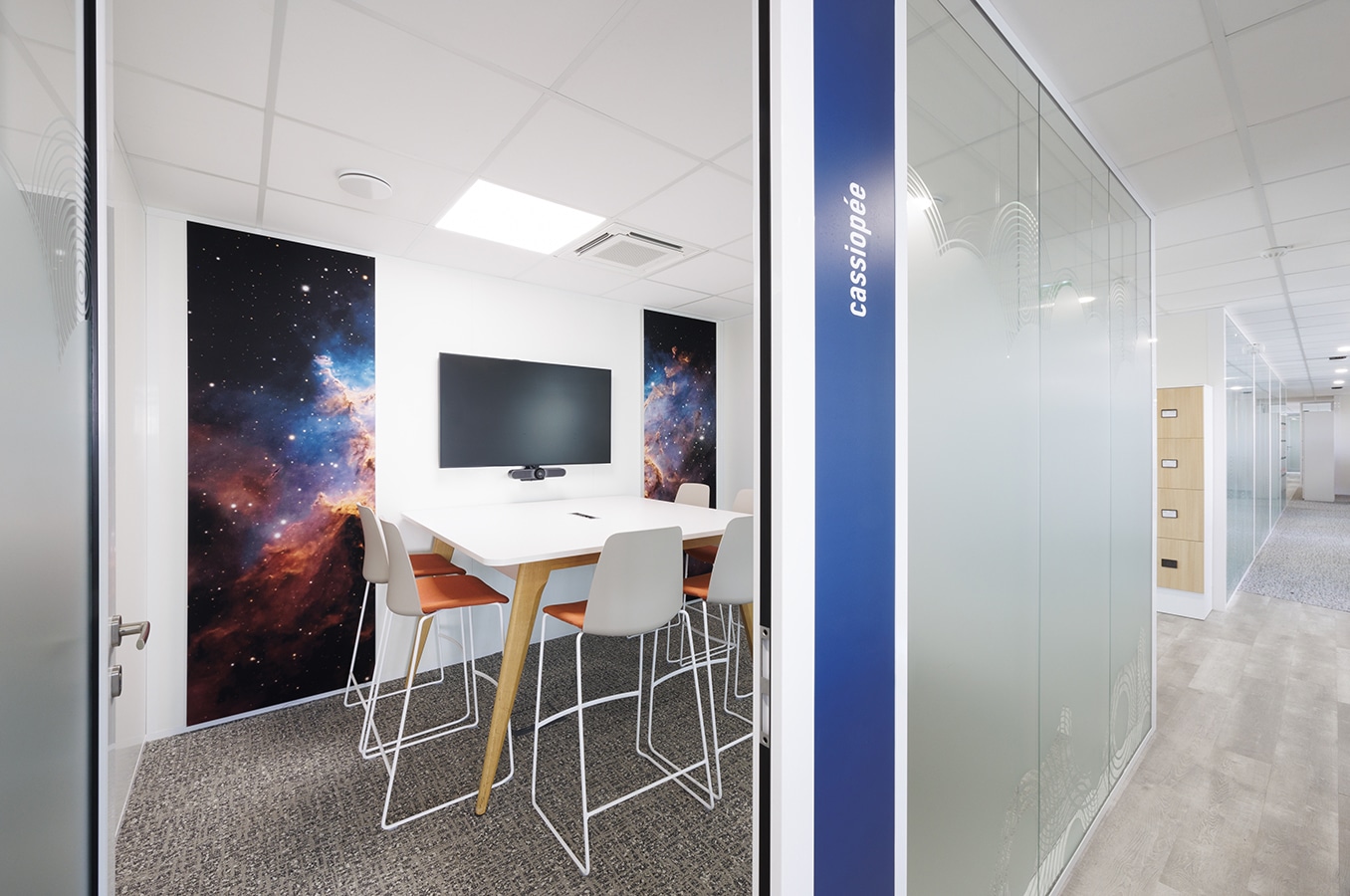Bulle de réunion conçue par EVIDENCE intérieurs, agence d’aménagement intérieur d’espaces tertiaires, pour SUEZ Group à Le Pecq.