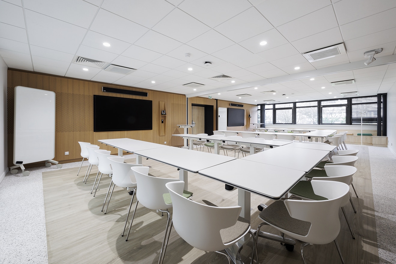 Salle de réunion modulable conçue par EVIDENCE intérieurs, agence d’aménagement intérieur d’espaces tertiaires, pour SUEZ Group à Le Pecq.