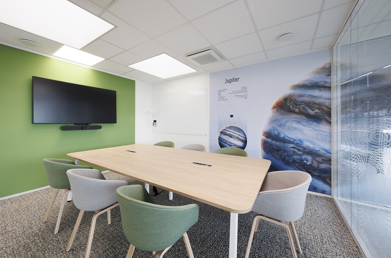 Salle de réunion conçue par EVIDENCE intérieurs, agence d’aménagement intérieur d’espaces tertiaires, pour SUEZ Group à Le Pecq.
