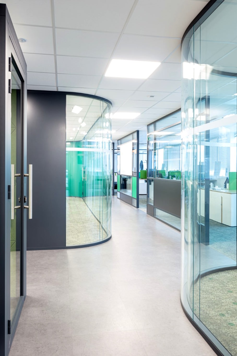 Espaces de travail réaménagés par EVIDENCE intérieurs, agence d’aménagement intérieur d’espaces tertiaires, pour Sobac Cloisons, distributeur de cloisons démontables de bureaux.