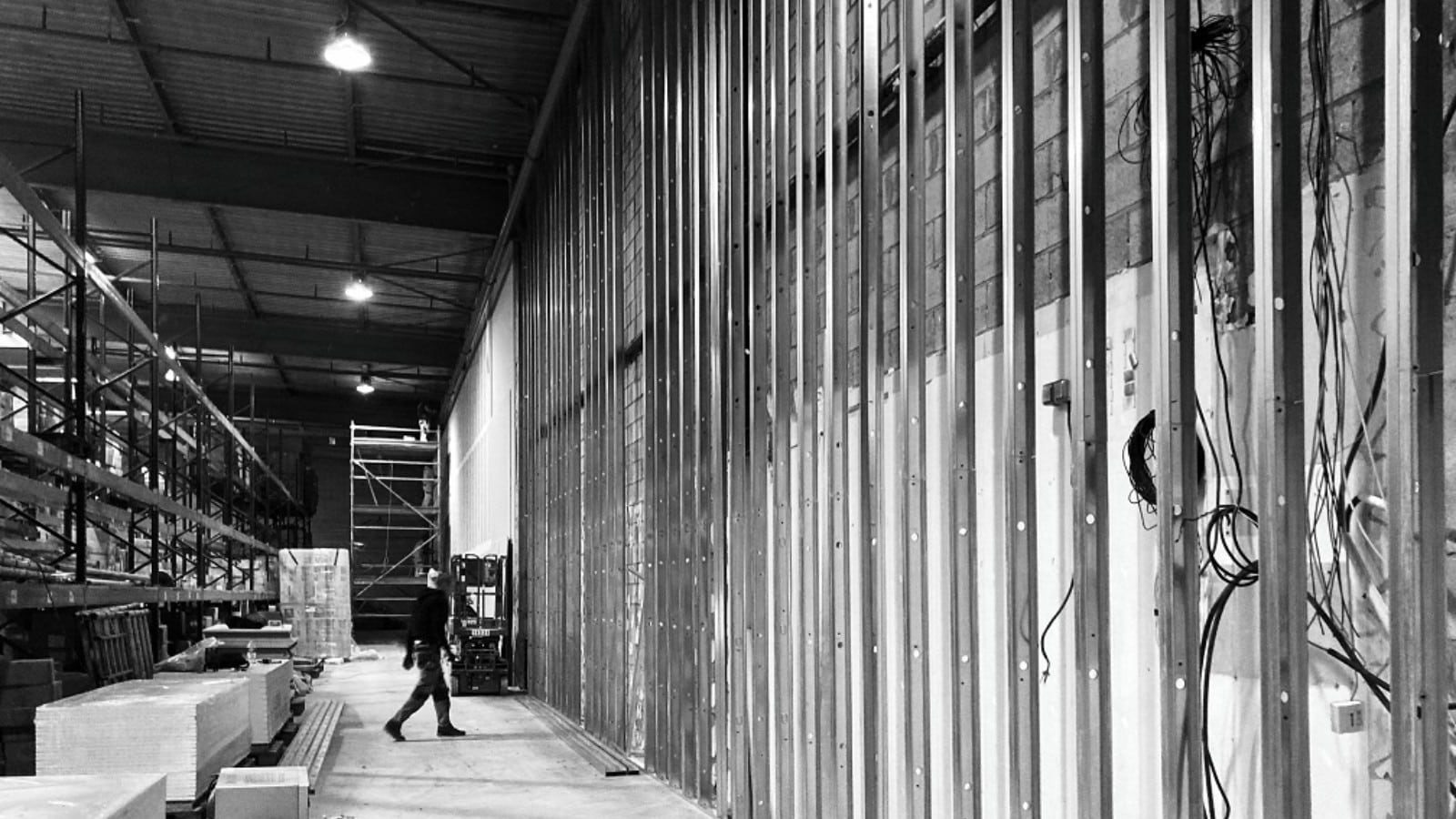 Chantier d’un site logistique dans le cadre de la mission OPC pour Sogaris, par EVIDENCE intérieurs, agence d’aménagement intérieur d’espaces tertiaires.